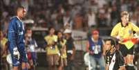 Edmundo chuta para fora a última cobrança do Vasco na final. O Timão conquistava o Mundo.  Foto: Reprodução / LANCE!
