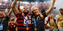 Jorge Jesus abraça Gabigol durante comemoração do título do Brasileiro de 2019  Foto: Andre Melo Andrade/MyPhoto Press / Gazeta Press