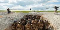 Longa foi filmado no Reino Unido e contou com cerca de 500 figurantes  Foto: Universal Pictures / BBC News Brasil