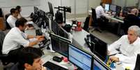 Operadores de mercado financeiro trabalham numa corretora de valores, em São Paulo. 18/5/2017. REUTERS  Foto: Reuters