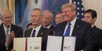 Liu He e Donald Trump exibem assinaturas em acordo comercial  Foto: EPA / Ansa - Brasil