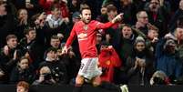 Meia Juan Mata comemorando o belo gol: espanhol classificou o time para a próxima fase (Foto: Paul Ellis / AFP)  Foto: Lance!