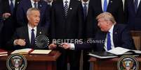 Presidente dos EUA, Donald Trump, e vice-premiê chinês, Liu He, assinam Fase 1 do acordo comercial 
15/01/2020
REUTERS/Kevin Lamarque  Foto: Reuters