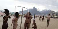 Mulheres se refrescam em chuveiro na praia de Ipanema, no Rio de Janeiro
15/10/2019
REUTERS/Pilar Olivares  Foto: Reuters