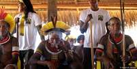 O cacique Raoni (c.) durante o encontro no Xingu  Foto: DW / Deutsche Welle