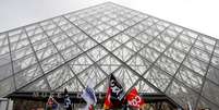 Trabalhadores em greve bloqueiam entrada do Museu do Louvr em Paris. REUTERS/Gonzalo Fuentes  Foto: Reuters