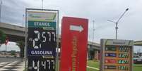 Placas com preços de combustíveis em posto de Cuiabá (MT) 
02/10/2019
REUTERS/Marcelo Teixeira  Foto: Reuters
