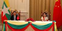 Presidente chinês Xi Jinping e a conselheira do Estado de Mianmar Aung San Suu Kyi participam de uma cerimônia de assinatura de um memorando de entendimento em Mianmar
18/01/2020
Nyein Chan Naing/Pool via REUTERS  Foto: Reuters