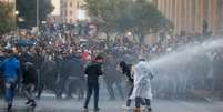 Manifestantes são atingidos por canhões de água durante um protesto contra uma elite dominante acusada de levar o Líbano a uma crise econômica em Beirute, Líbano
18/01/2020
REUTERS/Mohamed Azakir  Foto: Reuters