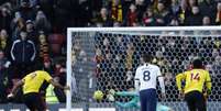 Deeney perde pênalti defendido por Gazzaniga no melhor momento do Watford na partida (ADRIAN DENNIS / AFP)  Foto: Lance!