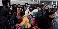 Foto de arquivo de viajantes que embarcam em um trem na China antes do Ano Novo Lunar chinês, em Shijiazhuang, província de Hebei, China
10/01/2020
REUTERS/Jason Lee 


 Shijiazhuang, Hebei province, China January 10, 2020. REUTERS/Jason Lee/File Photo  Foto: Reuters