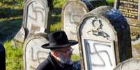Homem caminha entre sepulturas judaicas profanadas em cemit&eacute;rio em Westhoffen, perto de Estrasburgo, na Fran&ccedil;a
04/12/2019
REUTERS/Arnd Wiegmann  Foto: Reuters