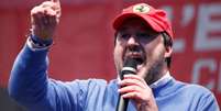 FILE PHOTO: Leader of Italy's far-right League party Matteo Salvini gestures as he speaks during a rally ahead of regional election in Emilia-Romagna, in Maranello, Italy, January 18, 2020. REUTERS/Guglielmo Mangiapane/File Photo  Foto: Reuters