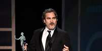 Joaquin Phoenix faz homenagem a Heath Ledger durante discurso do SAG Awards  Foto: Reuters