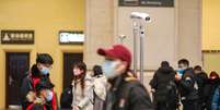 Funcionários do governo monitoram scanners que medem a temperatura de passageiros em ponto de checagem na estação de trem Hankou, em Wuhan
21/01/2020
China Daily via REUTERS  Foto: Reuters
