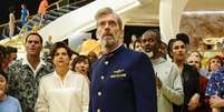 Hugh Laurie é o capitão Ryan Clark em 'Avenue 5', série da HBO  Foto: HBO / Divulgação