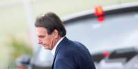 Bolsonaro caminha na sa&iacute;da do Pal&aacute;cio da Alvorada, em Bras&iacute;lia
22/01/2020
REUTERS/Adriano Machado  Foto: Reuters