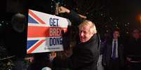 Boris Johnson posa ao lado de placa em South Benfleet
11/12/2019 Ben Stansall/Pool via REUTERS   Foto: Reuters
