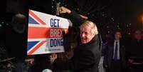Boris Johnson posa ao lado de placa em South Benfleet
11/12/2019 Ben Stansall/Pool via REUTERS   Foto: Reuters