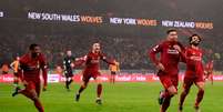 Firmino comemora com os companheiros: foi o décimo gol do atacante na temporada (Foto: OLI SCARFF / AFP)  Foto: LANCE!