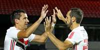 Pablo (esquerda) comemora seu gol com Juanfran.  Foto: Esdras Martins / O Fotográfico / Estadão