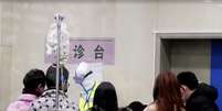 Funcionário de hospital é visto com traje de proteção em Wuhan
22/01/2020
China News Service/via REUTERS TV  Foto: Reuters