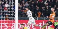 Pedro marca um dos gols do Chelsea  Foto: Jon Super / Reuters