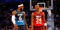 Kobe e James dividiram holofotes na NBA por anos (Foto: Ronald Martinez/Getty Images/AFP)  Foto: LANCE!