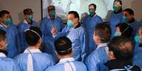 Primeiro-ministro da China, Li Keqiang (centro), se reúne com funcionários de hospital em Wuhan
27/01/2020 cnsphoto via REUTERS  Foto: Reuters