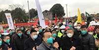 Primeiro-ministro Li Keqiang visita canteiro de obras de hospital em Wuhan  Foto: EPA / Ansa - Brasil