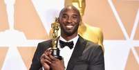 Kobe Bryant foi muito aplaudido pelos astros de Hollywood ao ganhar sua estatueta  Foto: Alberto E. Rodriguez/Getty Images/ AdoroCinema