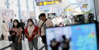 Diversos países adotaram triagem e medidas de monitoramento de passageiros em aeroportos  Foto: Reuters / BBC News Brasil