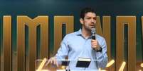 O reverendo Emerson Ferreira, da Igreja Presbiteriana de Londrina, no PR, durante culto  Foto: Reprodu&ccedil;&atilde;o/Youtube / Estad&atilde;o Conte&uacute;do