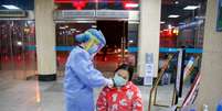 Enfermeira mede temperatura em hospital em Yueyang, Província de Hunan, por causa do coronavirus 28/1/2020  REUTERS/Thomas Peter  Foto: Reuters