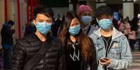Pedestres usam máscaras protetoras em Macau, na China  Foto: EPA / Ansa - Brasil