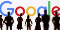 Figuras humanas na frente de logotipo do Google. 8/4/2019. REUTERS/Dado Ruvic  Foto: Reuters