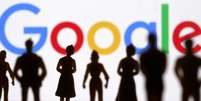 Figuras humanas na frente de logotipo do Google. 8/4/2019. REUTERS/Dado Ruvic  Foto: Reuters