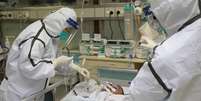 Equipe m&eacute;dica trata paciente com pneumonia causada por novo coronav&iacute;rus em hospital de Wuhan, na China
27/01/2020 China Daily via REUTERS   Foto: Reuters