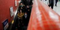 Passageiros usam máscaras para se prevenirem contra surto do coronavírus, nuam estação de trem em Hong Kong. 29/1/2020. REUTERS/Tyrone Siu  Foto: Reuters