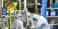 Equipe m&eacute;dica em trajes de prote&ccedil;&atilde;o trata paciente com pneumonia causada pelo novo coronav&iacute;rus no Hospital Zhongnan da Universidade de Wuhan, em Wuhan, prov&iacute;ncia de Hubei, China, 28/01/2020. China Daily via REUTERS  Foto: Reuters