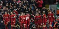 Jovens jogadores do Liverpool comemorando o gol que deu a vitória à equipe (Foto: Paul Ellis / AFP)  Foto: Lance!