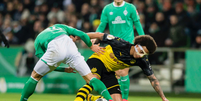 Volante Witsel, do Borussia Dortmund, em disputa de bola durante a partida (Foto: Divulgação/Borussia Dortmund)  Foto: Gazeta Esportiva