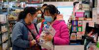 Consumidores fazem fila para comprar máscaras de prevenção contra coronavírus em Hong Kong
01/02/2020
REUTERS/Tyrone Siu  Foto: Reuters