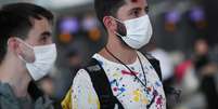 Viajantes usam m&aacute;scaras no aeroporto de Guarulhos
03/02/2020
REUTERS/Amanda Perobelli  Foto: Reuters
