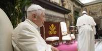 Bento XVI e Francisco durante uma cerimônia no Vaticano, em junho de 2016  Foto: ANSA / Ansa - Brasil