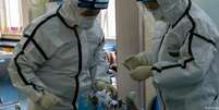 Médicos com proteção contra coronavírus em Wuhan  Foto: DW / Deutsche Welle