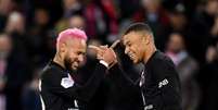 Neymar e Mbappé na vitória sobre o Montpellier: dupla já marcou 37 gols na temporada (Foto: MARTIN BUREAU/AFP)  Foto: Lance!