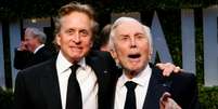 Kirk Douglas posa com o filho, Michael, em 2009.  Foto: Danny Moloshok / Reuters