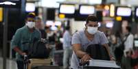 Passageiros utilizam m&aacute;scaras de preven&ccedil;&atilde;o contra coronav&iacute;rus no Aeroporto Internacional de Guarulhos, em S&atilde;o Paulo
03/02/2020
REUTERS/Amanda Perobelli  Foto: Reuters