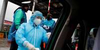 Funcionário de saúde checa temperatura de motorista em posto de controle na China
06/02/2020 REUTERS/Thomas Peter   Foto: Reuters